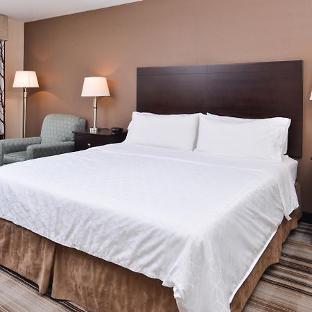 Holiday Inn Express & Suites Emporia Northwest By Ihg Εξωτερικό φωτογραφία
